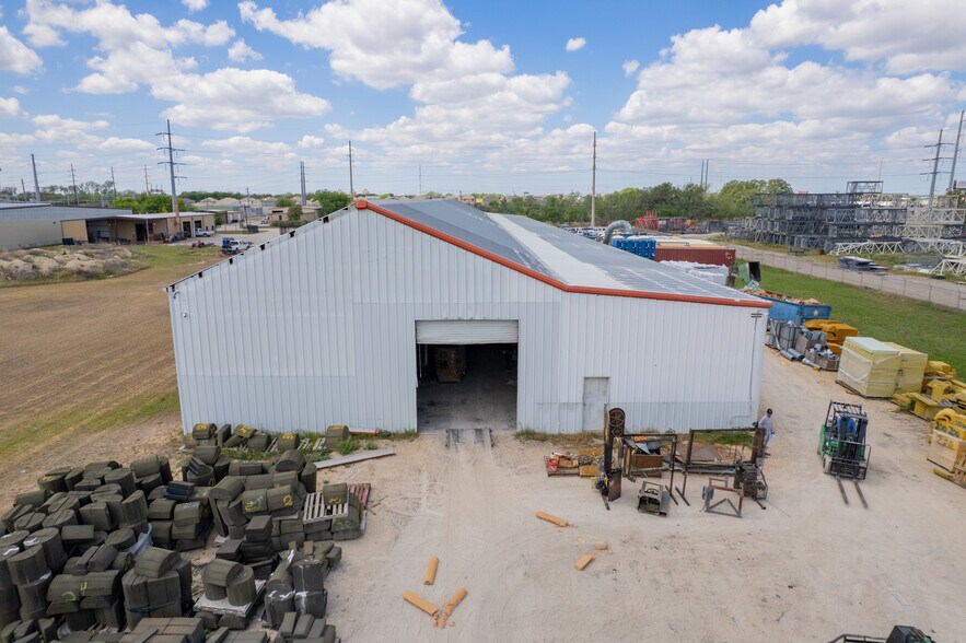 More Photos Of 2511 N Heideke St, Seguin Warehouse For Lease