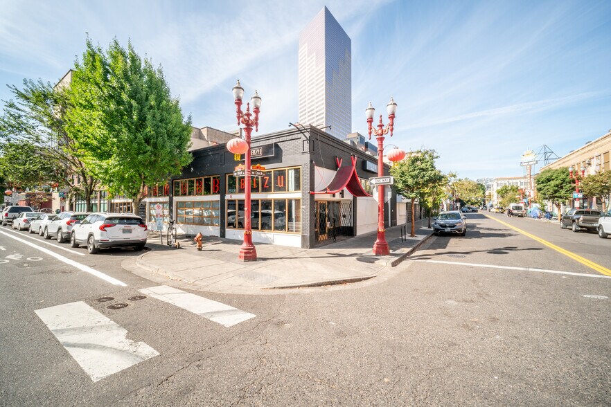More Photos Of 35 NW 3rd Ave, Portland Bar For Sale