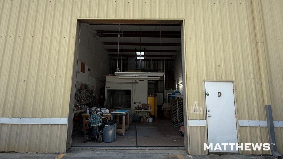 More Photos Of 3754 Domestic Ave, Naples Warehouse For Lease