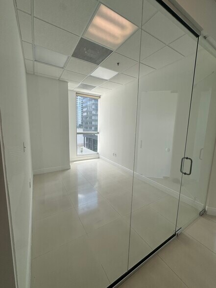 More Photos Of 175 SW 7th St, Miami Medical For Sale