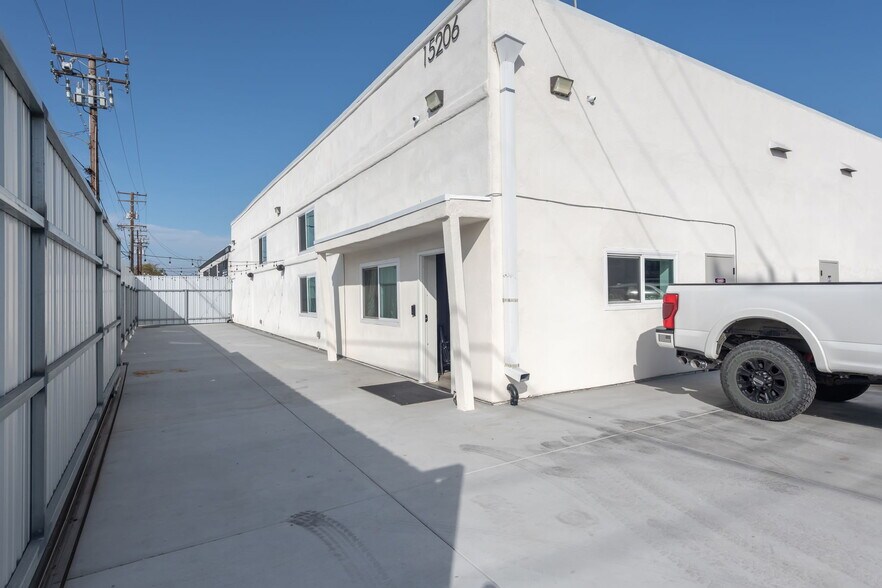 More Photos Of 15206 Grevillea Ave, Lawndale Warehouse For Lease