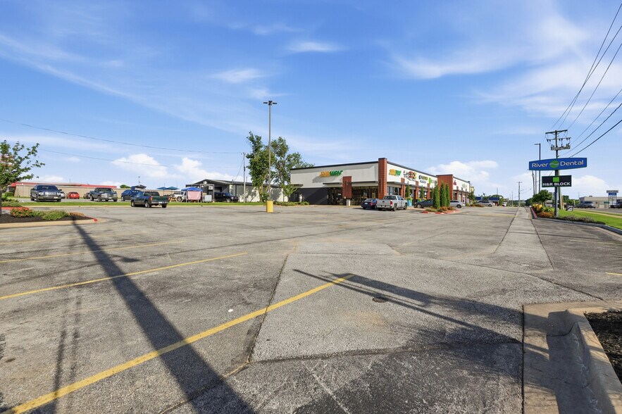 More Photos Of 2111 S Old Missouri Rd, Springdale Unknown For Lease