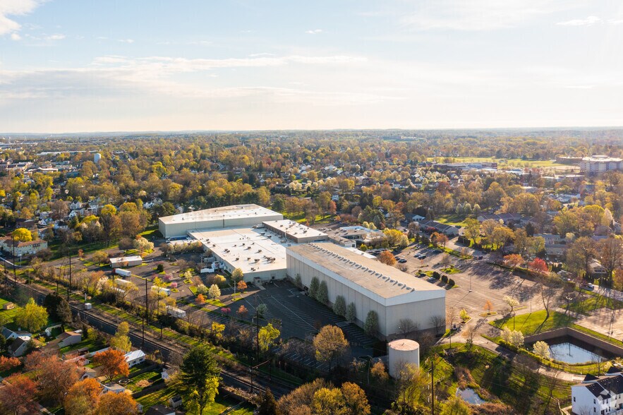 More Photos Of 330-339 S Warminster Rd, Hatboro Warehouse For Lease