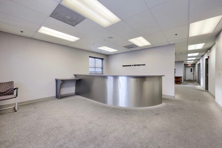 More Photos Of 300 Commerce Dr, New Holland Distribution For Lease