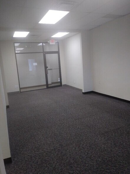 More Photos Of 498 Inman Ave, Colonia Office For Lease