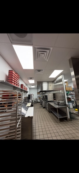 More Photos Of 9815 Panama Ln, Bakersfield Storefront For Lease