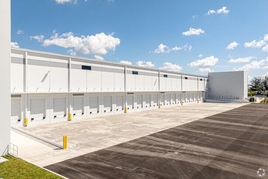 More Photos Of 11301 NW 97th Ave, Medley Distribution For Lease
