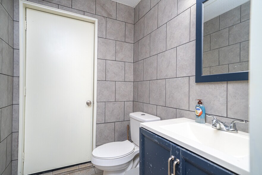 More Photos Of 220 Progress Blvd, Longview Warehouse For Sale