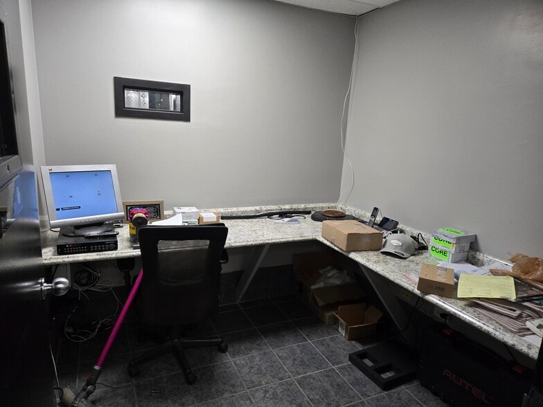 More Photos Of 1500 E Algonquin Rd, Algonquin Auto Repair For Lease