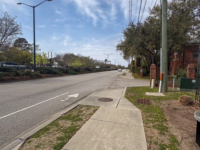 More Photos Of 890 Johnnie Dodds Blvd, Mount Pleasant Office For Lease