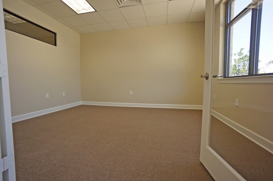 More Photos Of 12440 Emily Ct, Sugar Land Medical For Lease