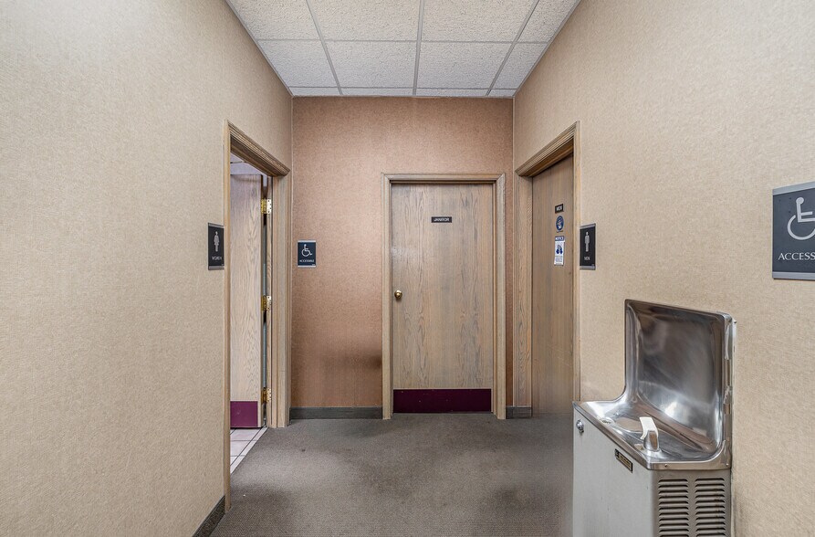 More Photos Of 1781 W County Road B, Saint Paul Office For Sale