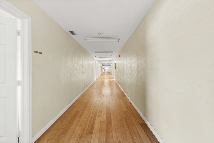 More Photos Of 102 Floyd St, Naples Specialty For Sale