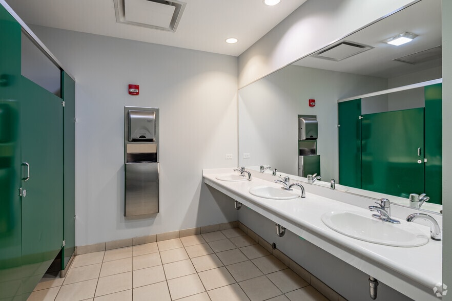 More Photos Of 1044 N Western Ave, Lake Forest Office For Lease