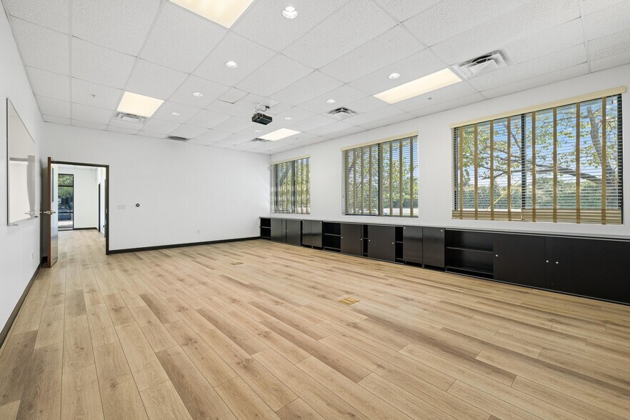 More Photos Of 190 N Bagdad Rd, Leander Unknown For Lease
