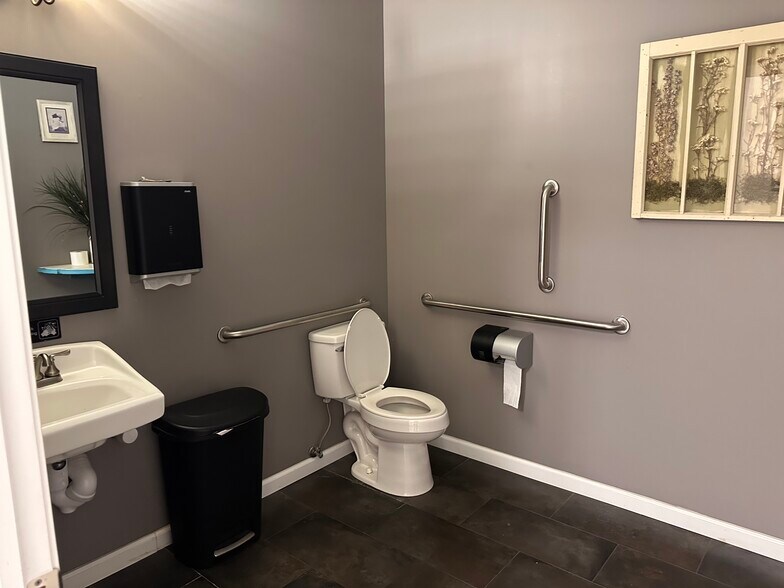 More Photos Of 2504 Veterans Memorial Pky S, Lafayette Office For Sale