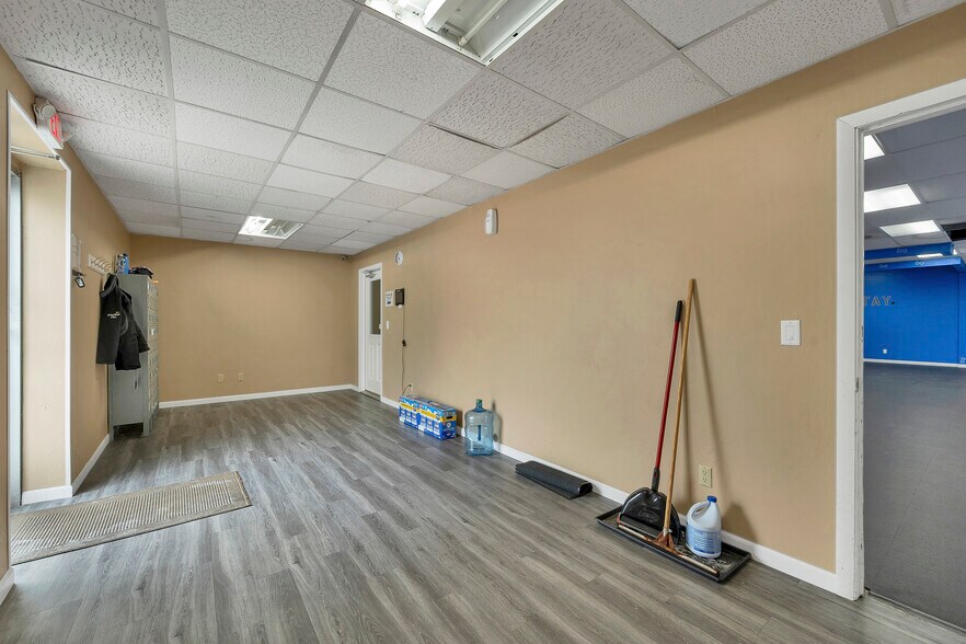 More Photos Of 1279 E Mason St, Green Bay Storefront For Sale