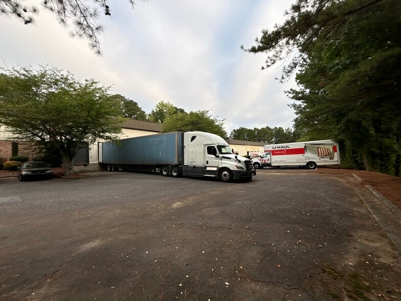 More Photos Of 3575 Trotter Dr, Alpharetta Warehouse For Lease