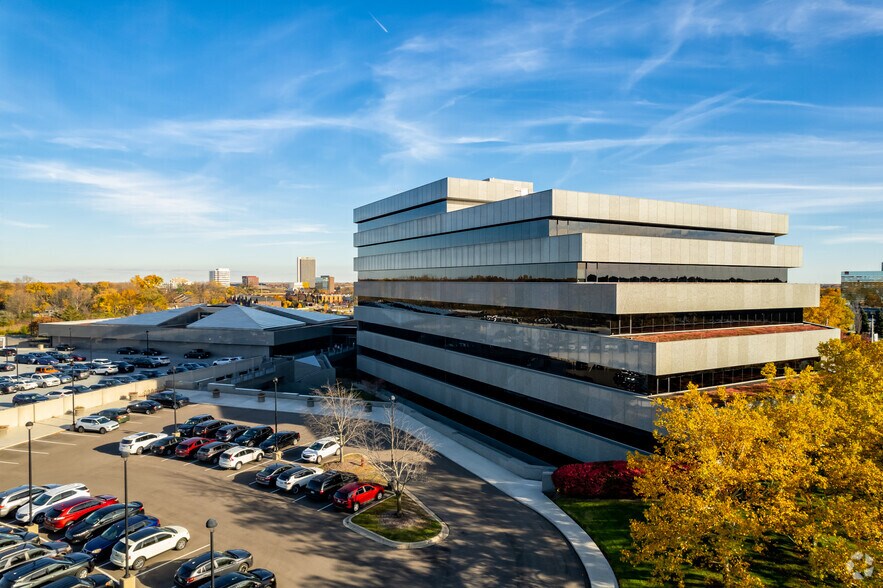 More Photos Of 2600 W Big Beaver Rd, Troy Office For Lease