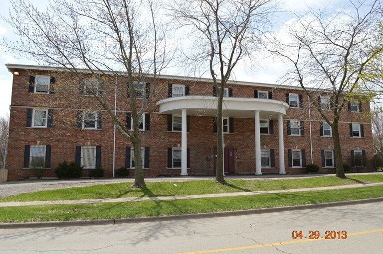 Primary Photo Of 1020 W Hillcrest Dr, Dekalb Sorority Fraternity House For Sale