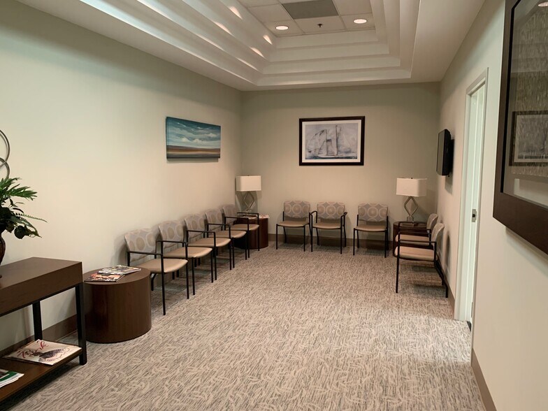 More Photos Of 25 Hospital Center Blvd, Hilton Head Medical For Lease