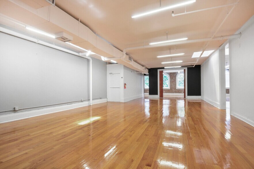 More Photos Of 2011 Magazine St, New Orleans Coworking Space