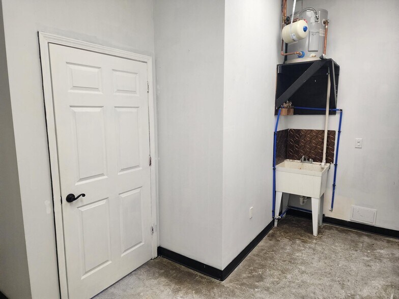 More Photos Of 82-98 Spencer Rd, Saint Peters Freestanding For Lease