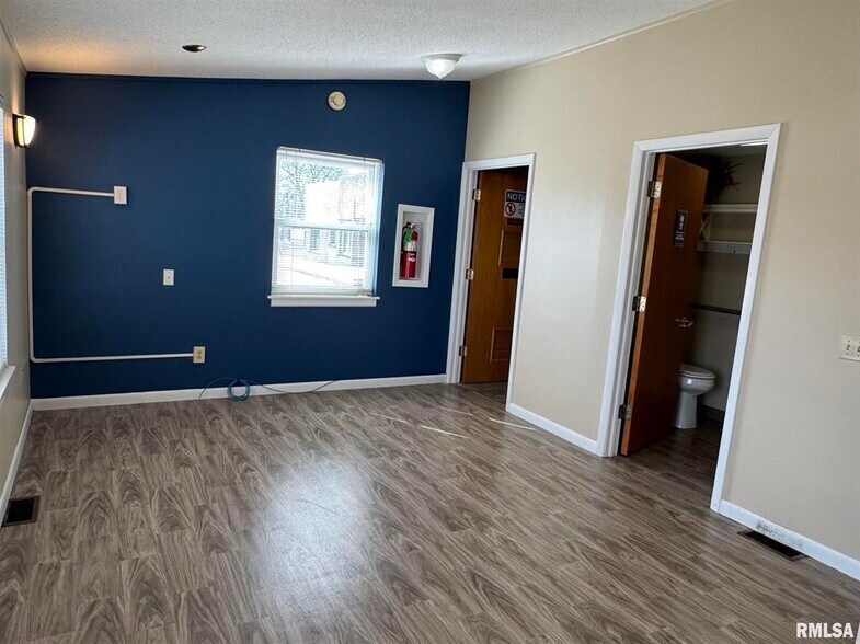 More Photos Of 130 N Broadway St, Table Grove Flex For Sale