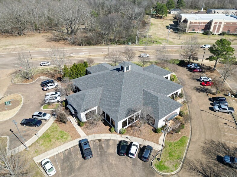 More Photos Of 601 Crescent Blvd, Madison Office For Lease