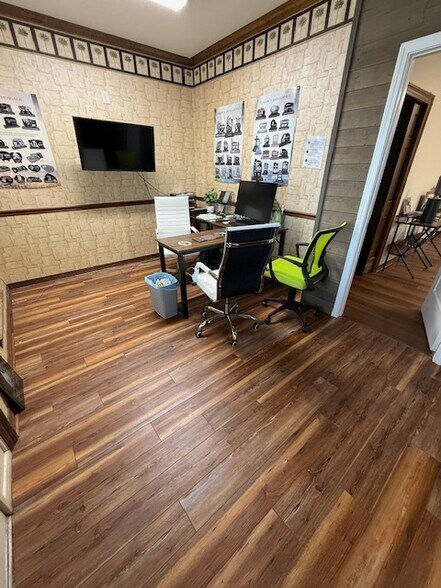 More Photos Of 7840 Pine Forest Rd, Pensacola Office For Sale