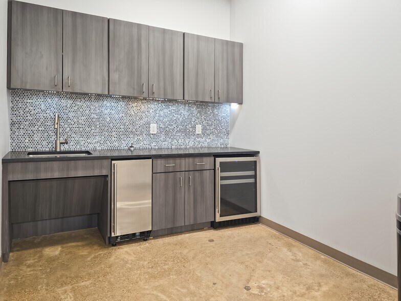 More Photos Of 15851 Dallas Pkwy, Addison Coworking Space