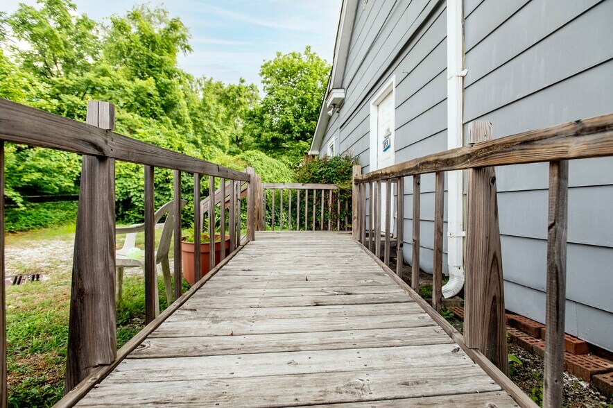 More Photos Of 400 Main St, Clinton Freestanding For Sale