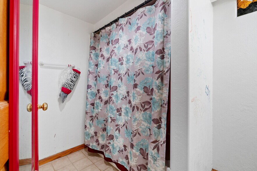 More Photos Of 38804 8th Ave, North Branch Office Residential For Sale