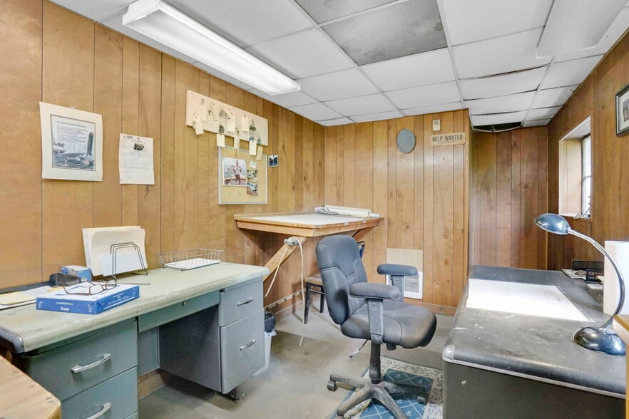 More Photos Of 91 Squawfield Rd, Westfield Service For Sale