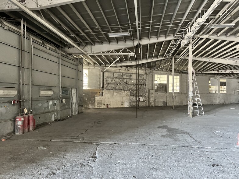 More Photos Of 2021 E 25th St, Los Angeles Manufacturing For Sale