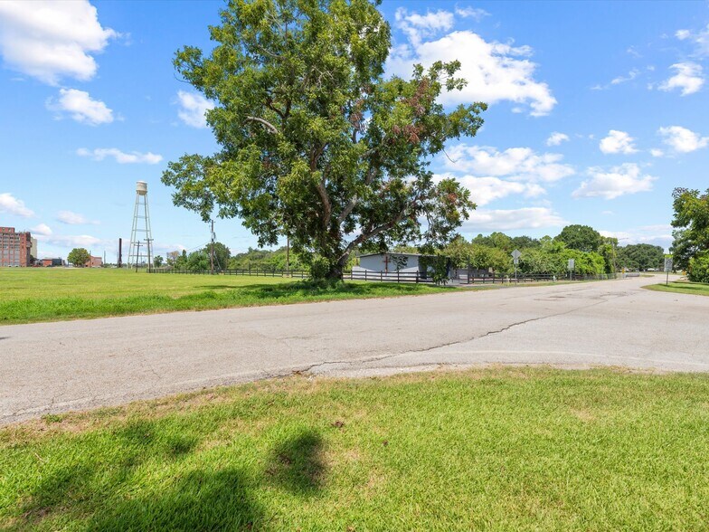 More Photos Of 121 Wood St, Sugar Land Religious Facility For Sale