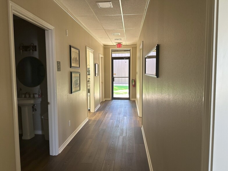More Photos Of 901 N Mallard St, Palestine Medical For Sale