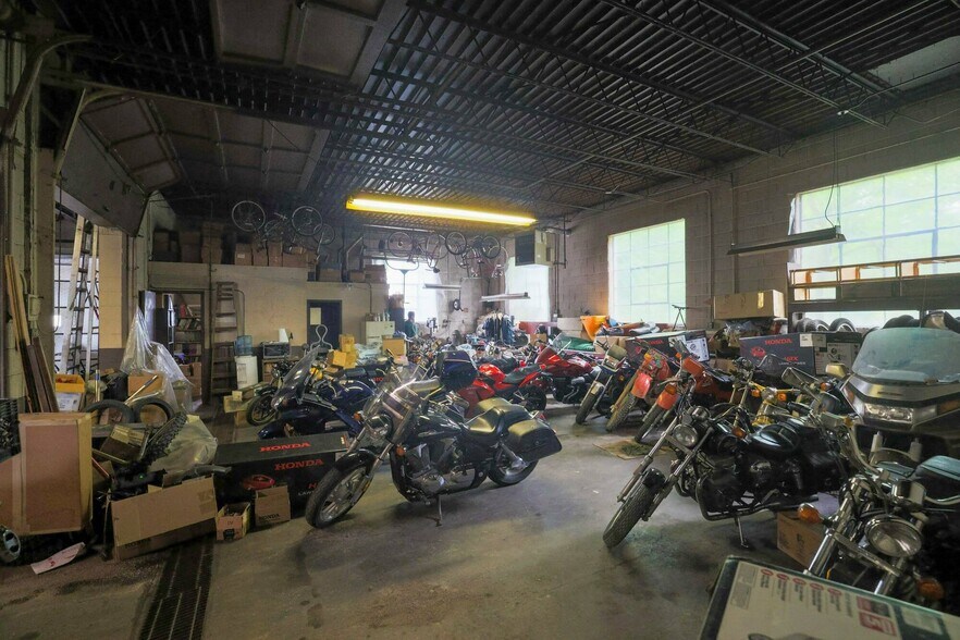 More Photos Of 4215 E Lake St, Minneapolis Freestanding For Sale