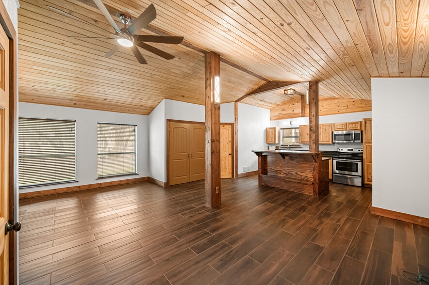 More Photos Of 101 Hunters Glen Dr, San Marcos Flex For Sale