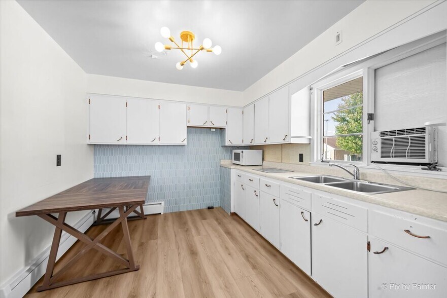 More Photos Of 124 E Oak Knoll Dr, Hampshire Office For Sale