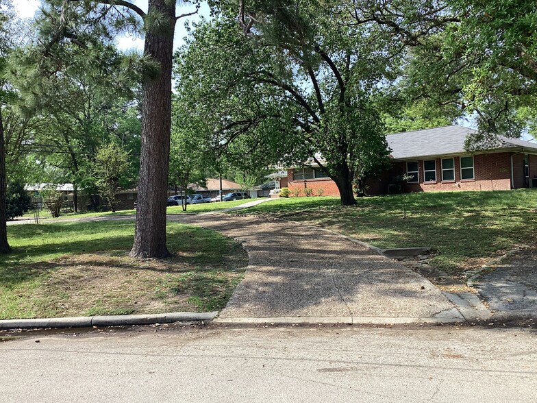 More Photos Of 302 Conroe Dr, Conroe Assisted Living For Sale