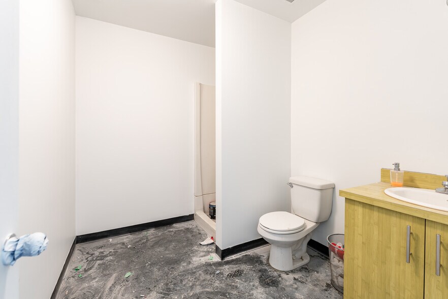 More Photos Of 10552-10554 82nd Ave NW, Edmonton Storefront For Lease