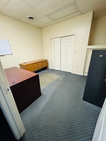 More Photos Of 426 W 4th St, London Warehouse For Sale