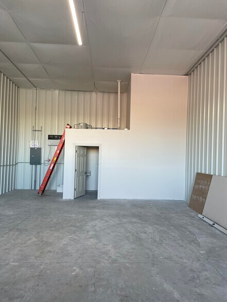 More Photos Of 5320 Salt Bank Rd, Lincoln Warehouse For Lease