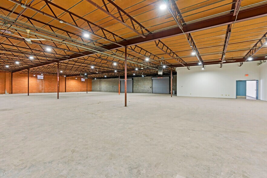 More Photos Of 1350-1390 N Colorado St, San Antonio Showroom For Lease