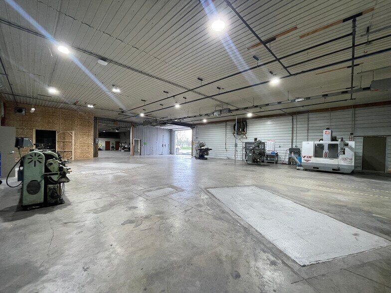 More Photos Of 11624 E State Road 250, Crothersville Warehouse For Lease