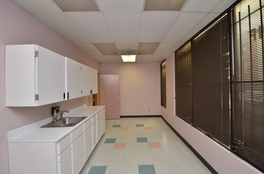 More Photos Of 2424 Hamilton St, Houston Medical For Lease