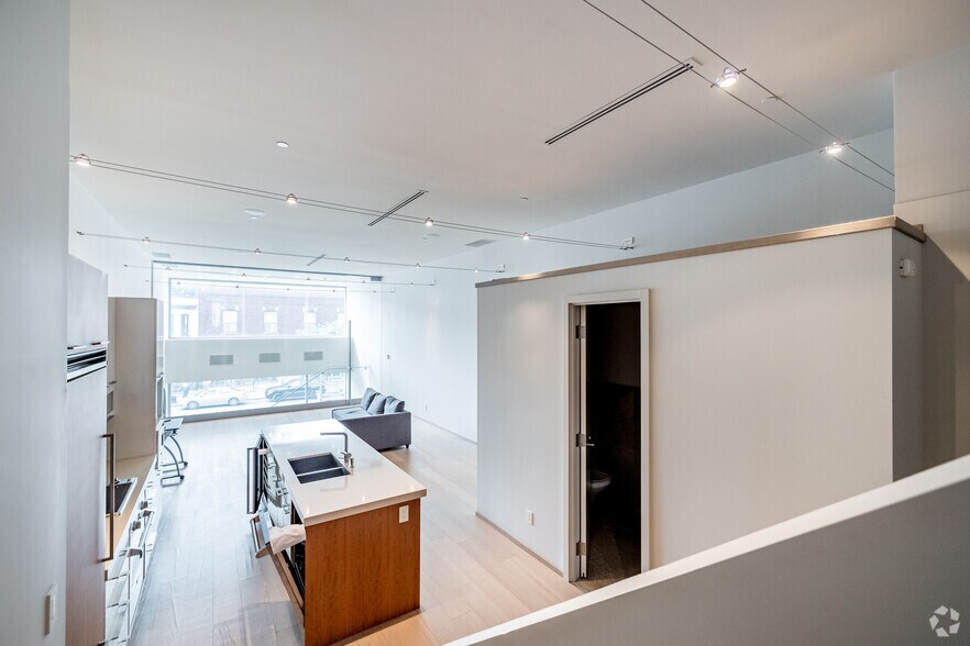 More Photos Of 4920 Rue Sherbrooke O, Westmount Storefront For Lease