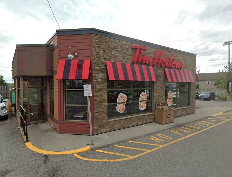 More Photos Of 16591 Yonge St, Newmarket Bank For Lease