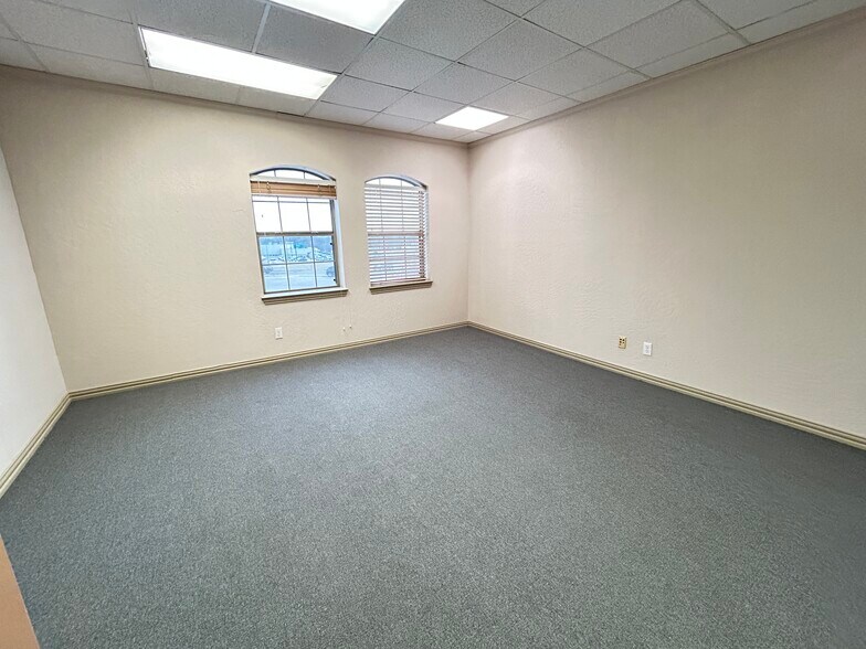 More Photos Of 1610 Posey Ln, Sulphur Springs Office For Sale
